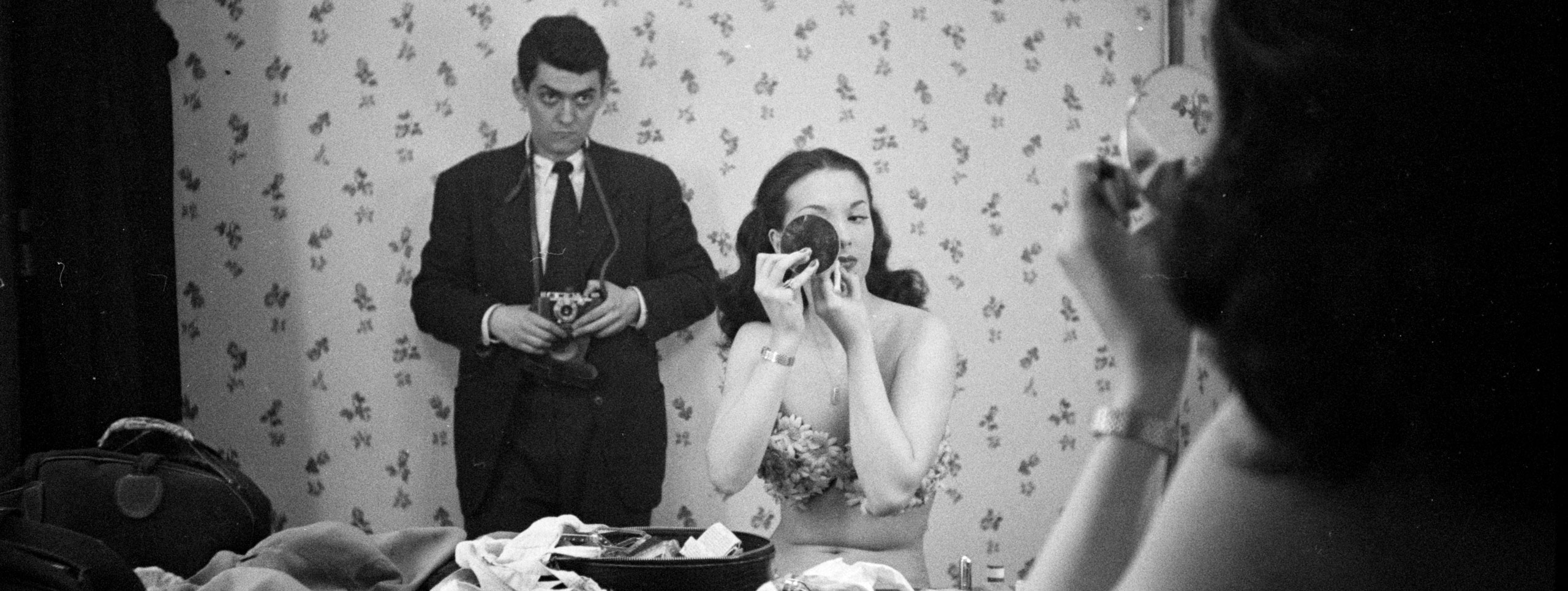 Zamiast iść na studia, biegał z aparatem w ręku po Nowym Jorku. 17-letni Kubrick był niezłym fotografem .get_the_title().