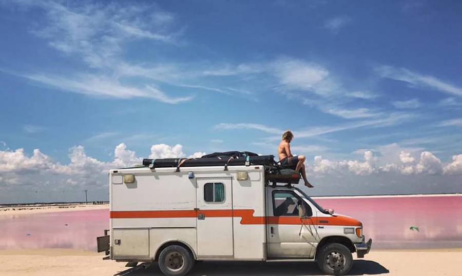 Mężczyzna przerobił stary ambulans na dom na kółkach i zwiedza w nim świat wraz ze swoim psem .get_the_title().