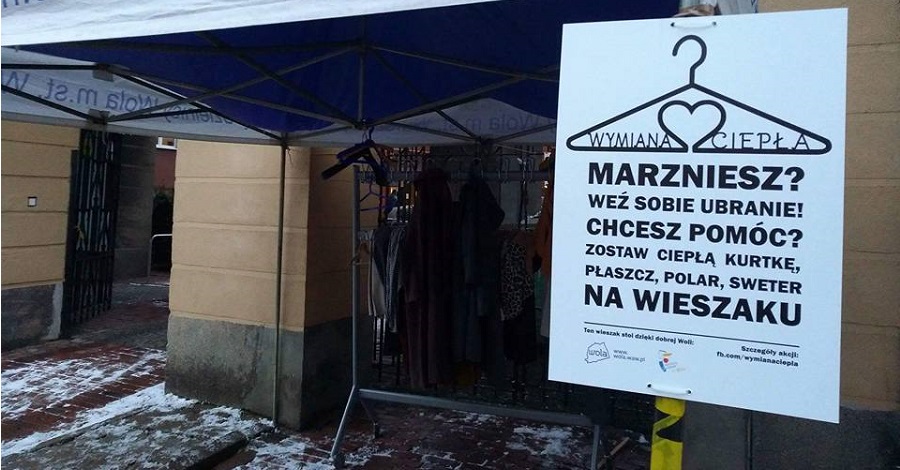 W Warszawie znów stanęły wieszaki z zimowymi ubraniami. Każdy może z nich skorzystać .get_the_title().