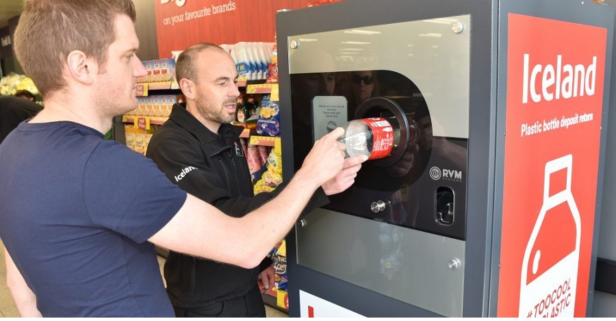 Brytyjska sieć supermarketów płaci klientom za recycling plastiku .get_the_title().