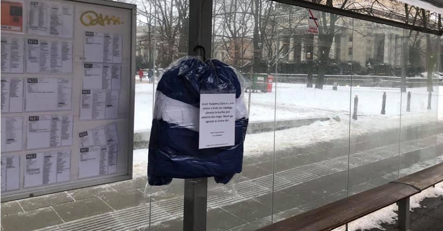 Dziecięce kurtki wiszą na słupach w Warszawie. To akcja dla potrzebujących .get_the_title().
