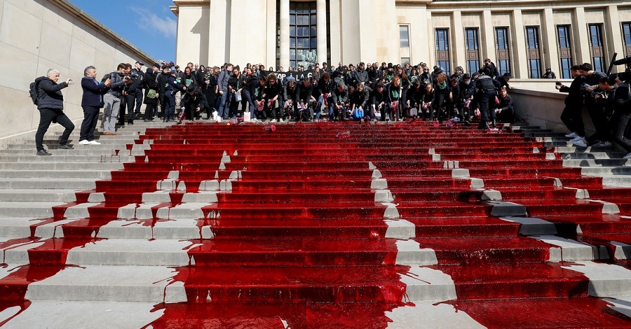 Aktywiści z Extinction Rebellion wylali 300 litrów sztucznej krwi naprzeciwko wieży Eiffela .get_the_title().