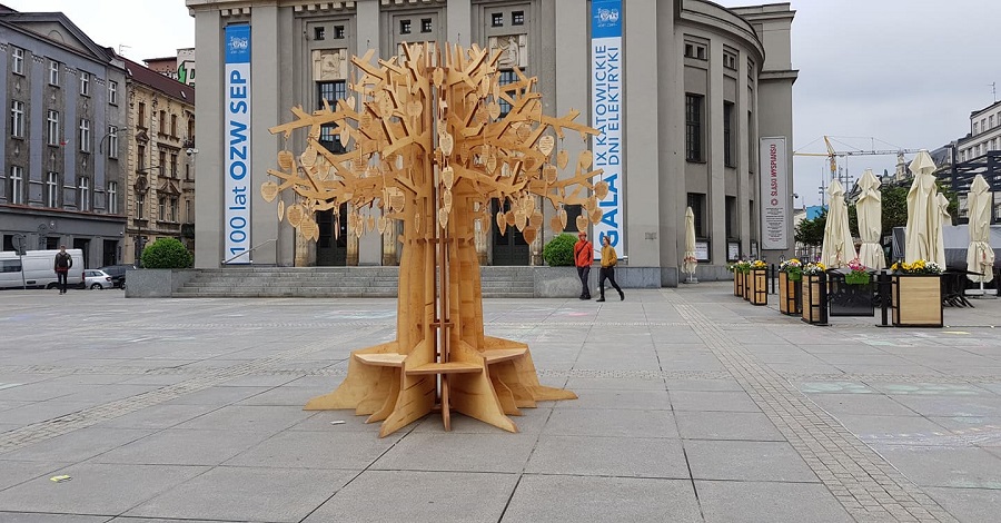 Drzewo Klimatyczne ,,wyrosło” w centrum miasta. To wezwanie do działania na rzecz środowiska .get_the_title().