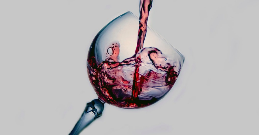 Białe czy czerwone? Jeśli możesz wybierać, postaw na czerwone wino. Wspomoże pracę twoich jelit .get_the_title().