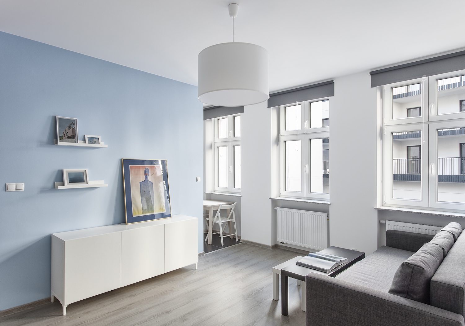 Małe przestrzenie: błękitna kawalerka w Poznaniu o pow. 33 m² .get_the_title().