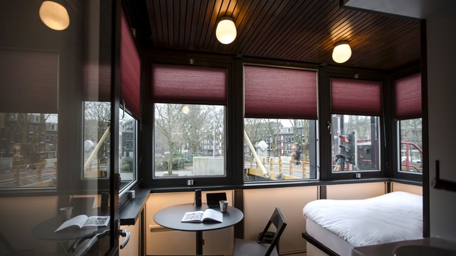 Amsterdam – przenocuj w uroczym malym hotelu na moscie
