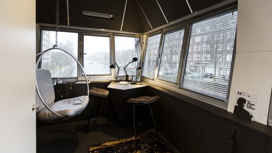 Amsterdam – przenocuj w uroczym malym hotelu na moscie