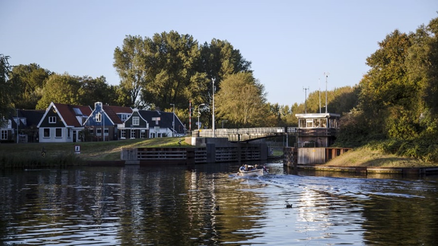 Amsterdam – przenocuj w uroczym malym hotelu na moscie (3)