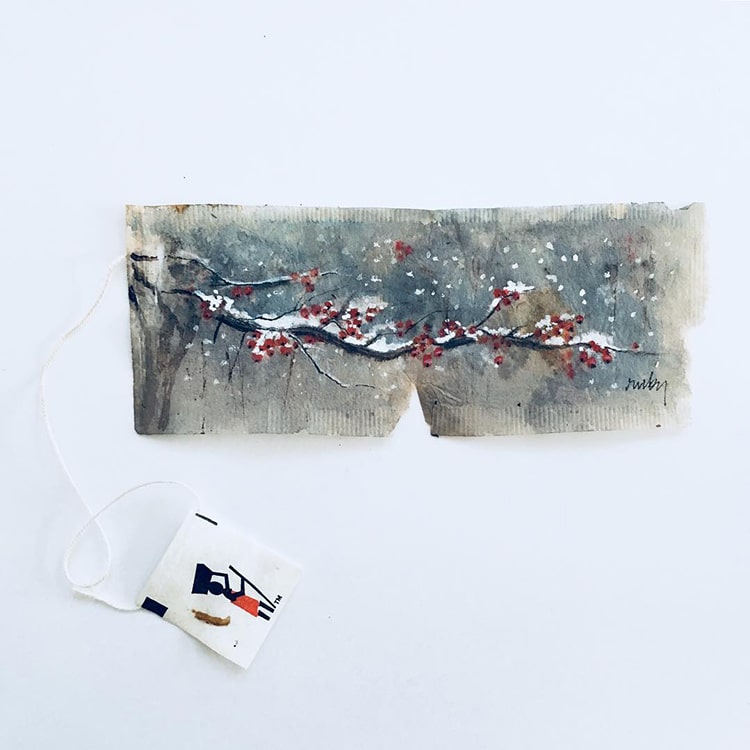 Miniaturowe obrazy Ruby Silvious na torebkach herbaty