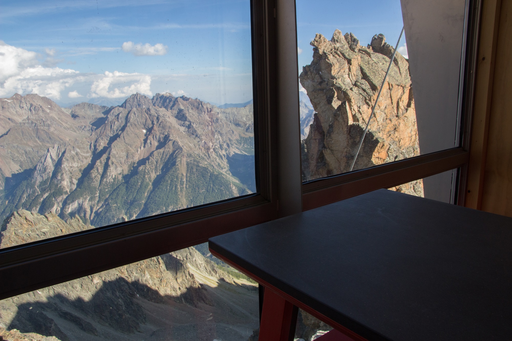 Spektakularne schronisko we włoskich Alpach