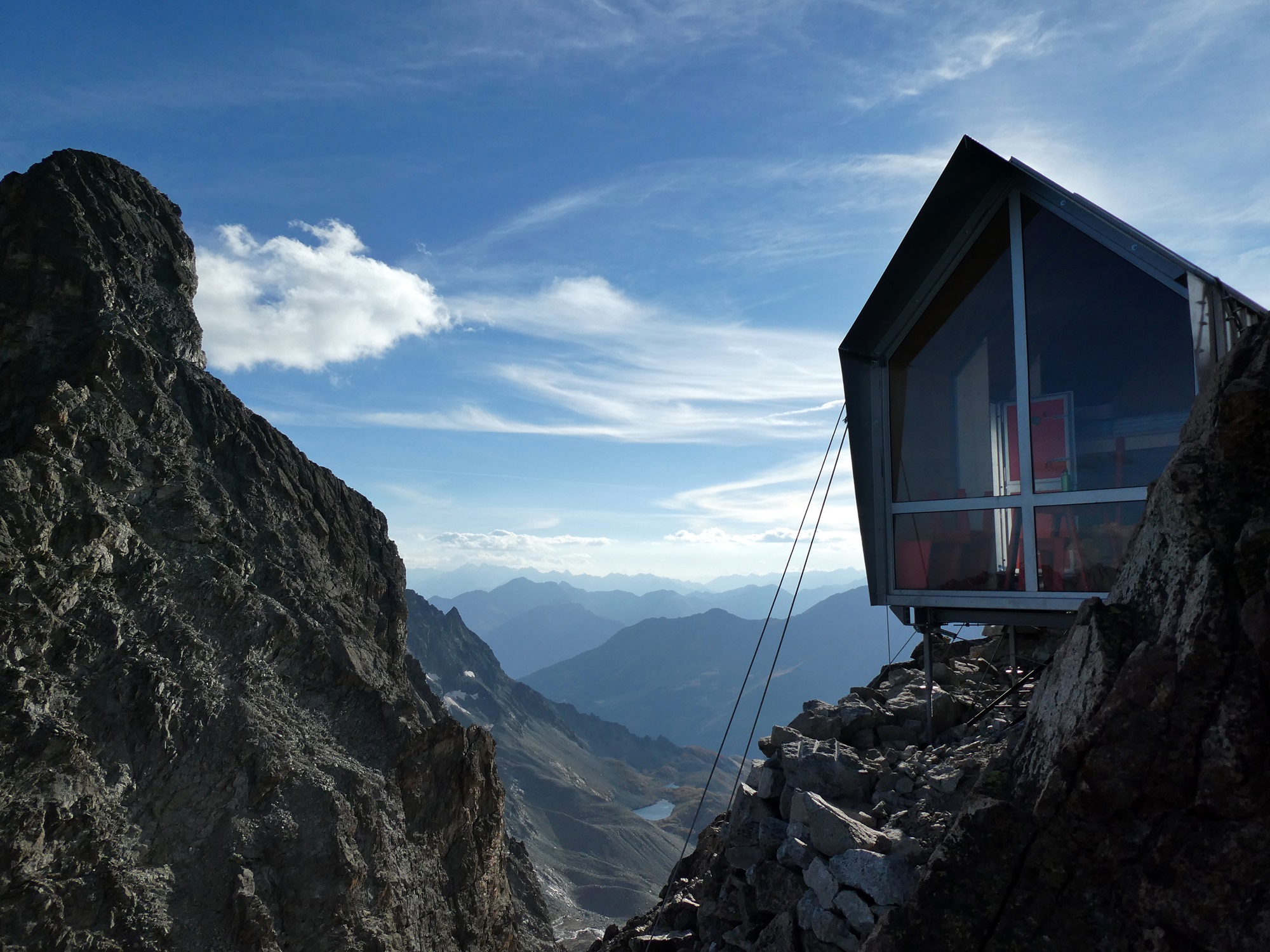 Spektakularne schronisko we włoskich Alpach