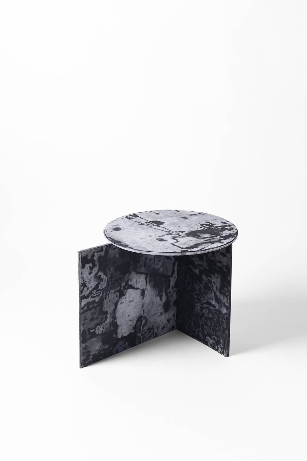 Ten stolik Was zaskoczy – wygląda jak marmurowy, ale zrobiono go ze zrecyklingowanych dżinsów