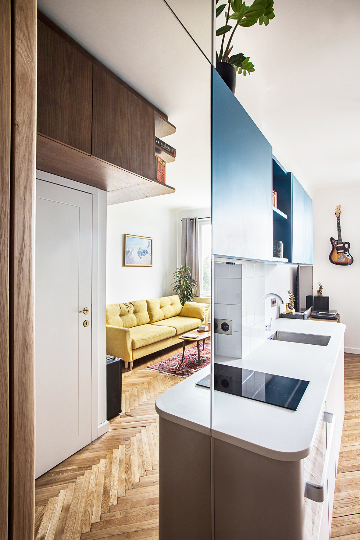 Małe przestrzenie: mieszkanie o powierzchni 18 m² zaprojektowane dla młodego muzyka