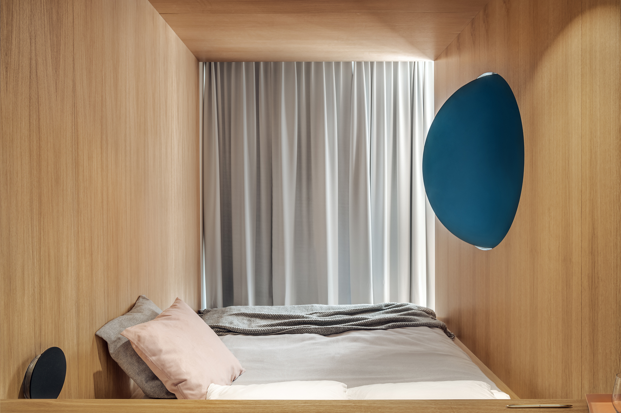 Małe przestrzenie: mikromieszkanie z drewnianym kubikiem w Gdańsku