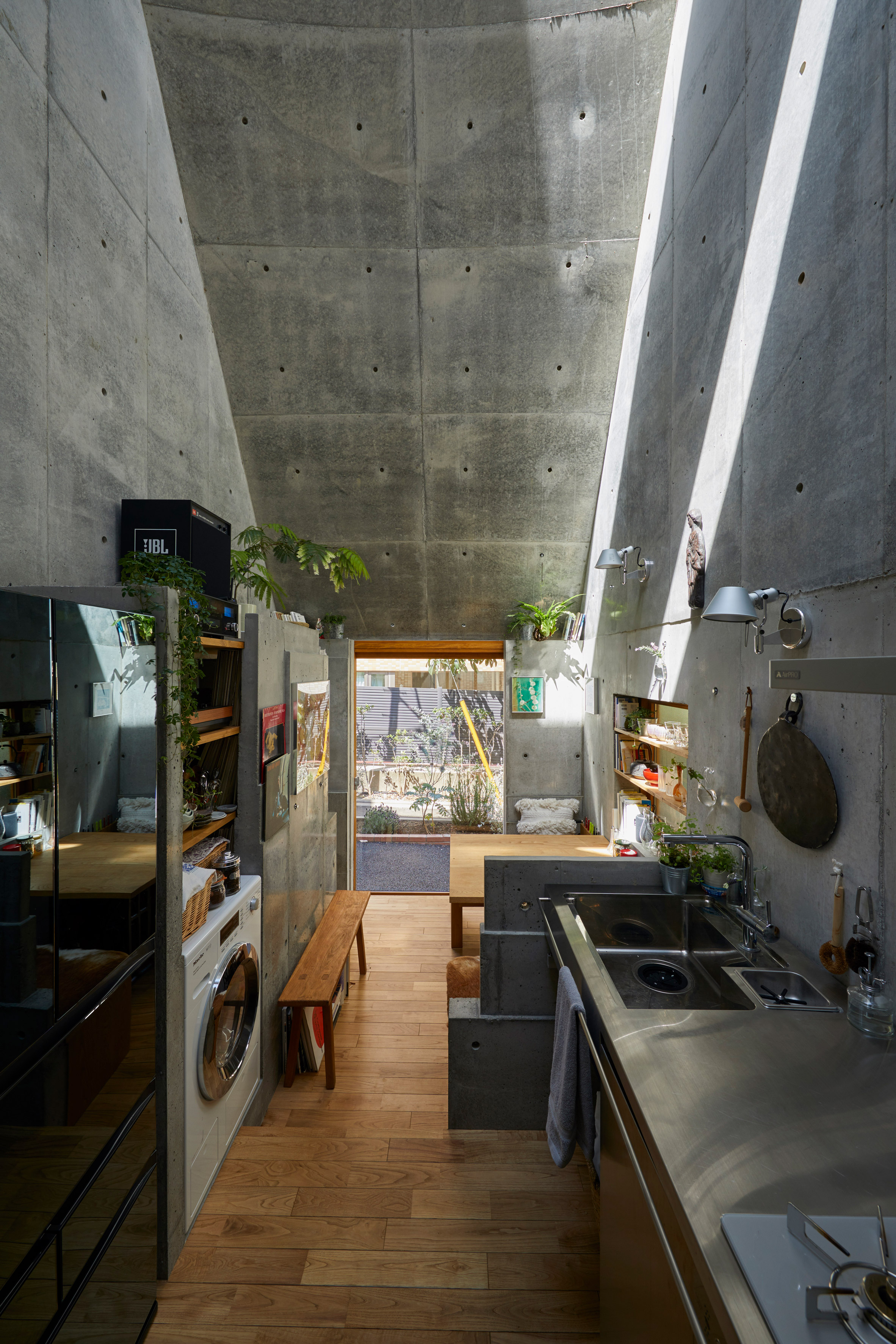 Małe przestrzenie: ten dom ma tylko 18 m², zaprojektował go japoński architekt